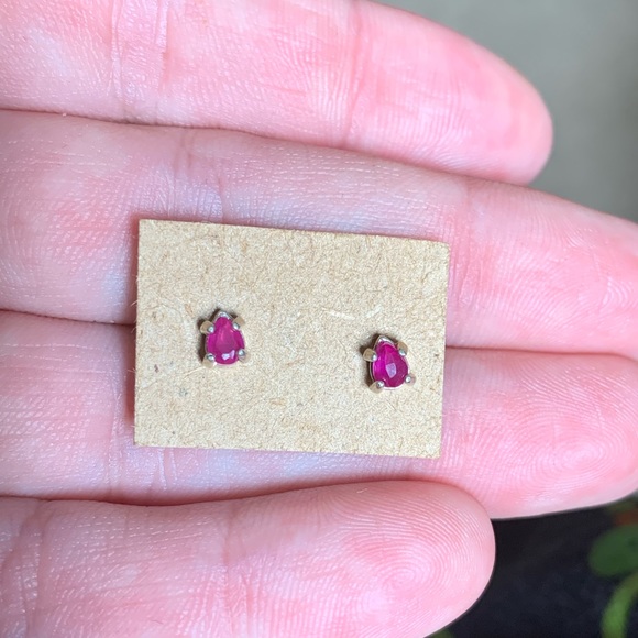 Genuine ruby post earrings set in .925 sterling silver - Picture 4 of 5